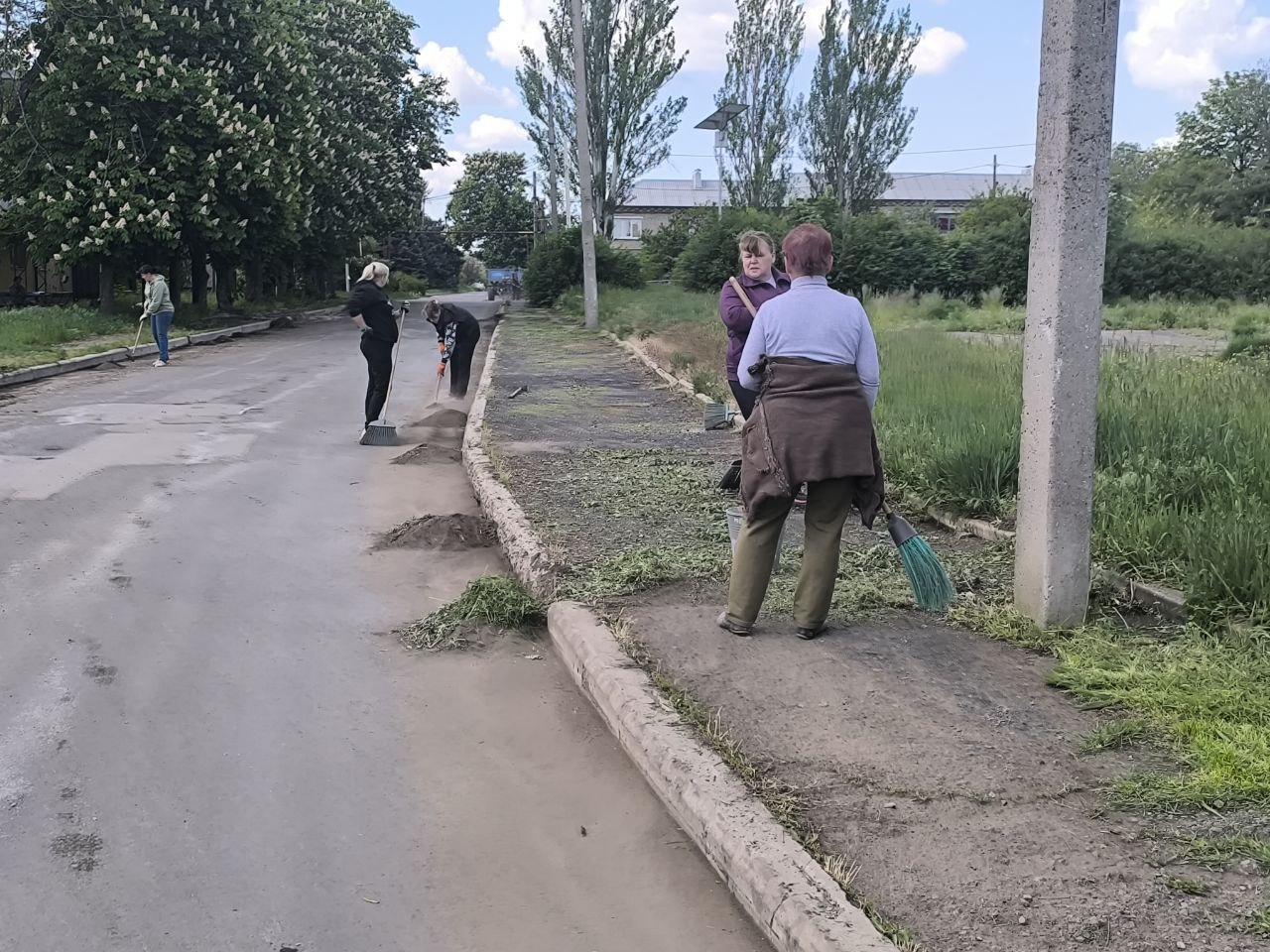 В посёлке Новолуганское состоялся субботник.