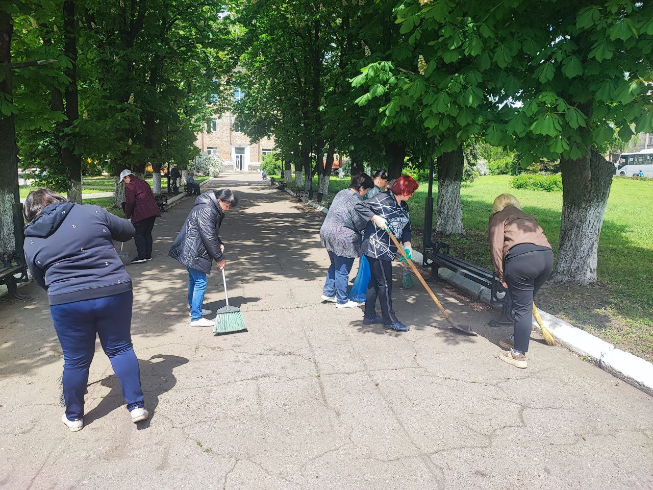 На территории городского округа Дебальцево состоялся субботник.