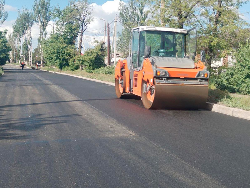 Хабаровский край ремонтирует дорогу на улице Советской в Дебальцево.