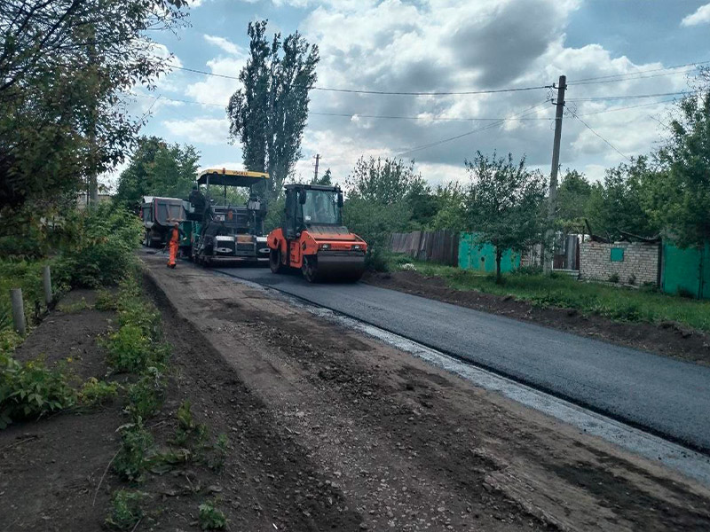 Хабаровский край ремонтирует ул. Димитрова в Дебальцево.