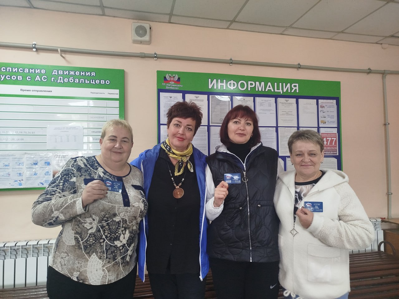 Новые члены Всероссийской политической партии «Единая Россия» получили членские билеты.