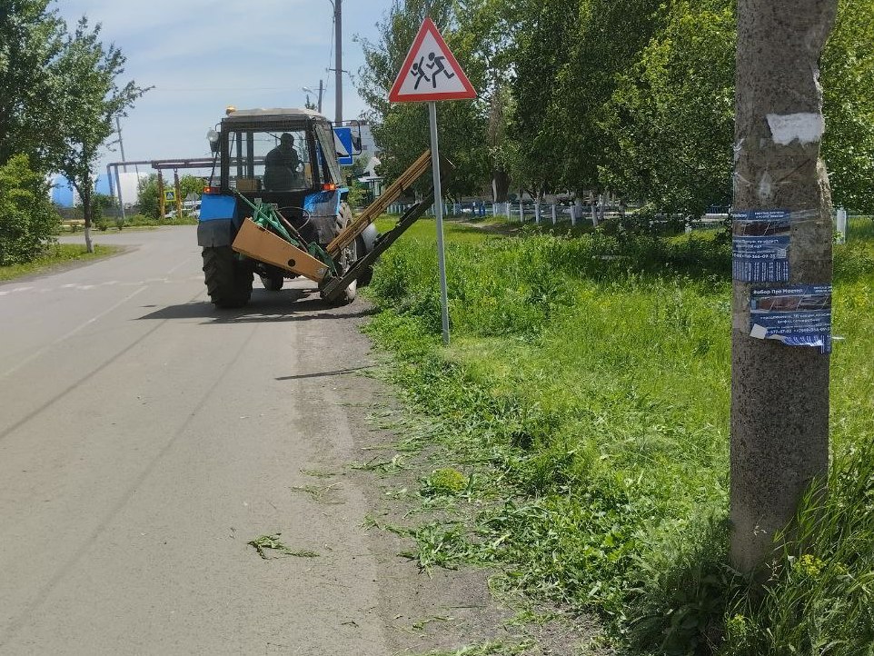На территории городского округа Дебальцево продолжаются работы покосу сорных и карантинных трав..