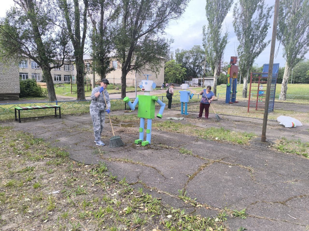 В посёлке Новолуганское прошёл экологический субботник.
