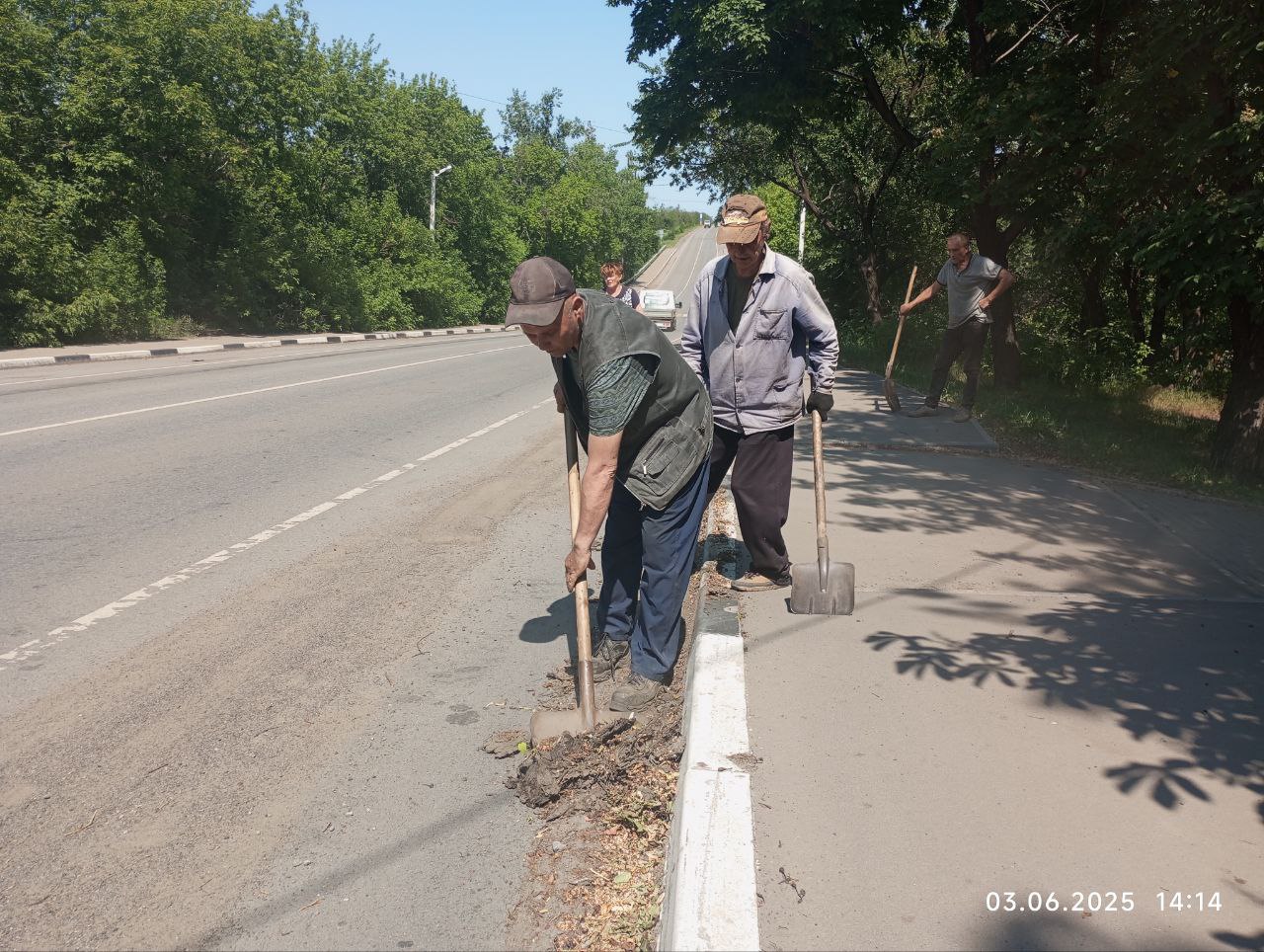 На территории городского округа Дебальцево ведутся работы по благоустройству.