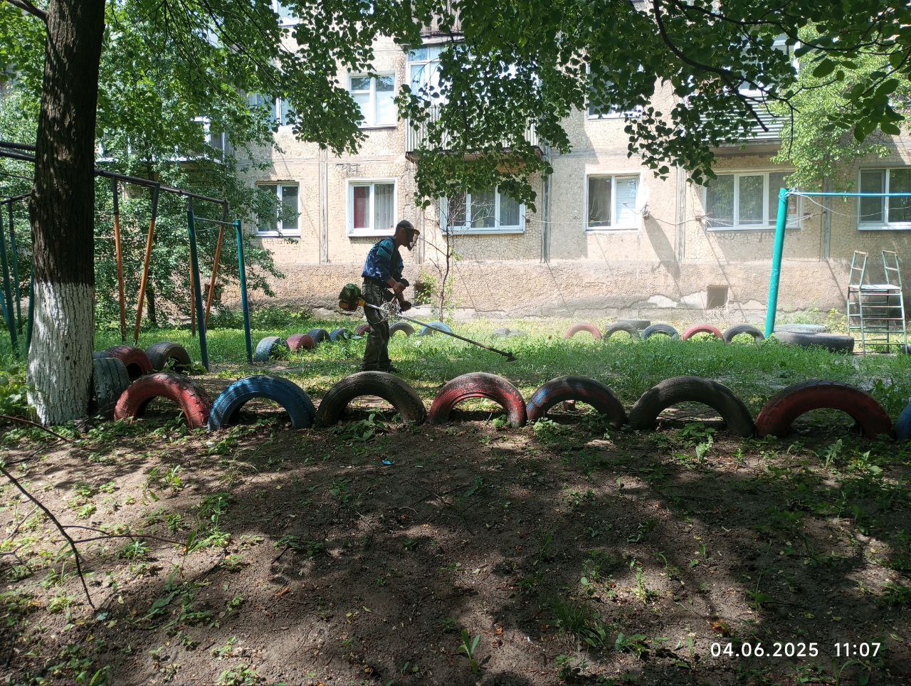 На территории городского округа Дебальцево продолжаются работы покосу сорных и карантинных трав.