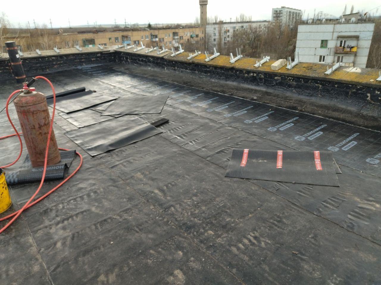 Камчатский край продолжает работы по восстановлению кровли одного из домов в Светлодарске.