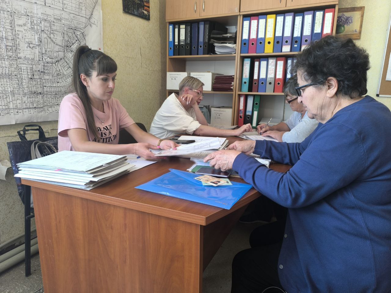 Приём жителей в п.Новолуганское.