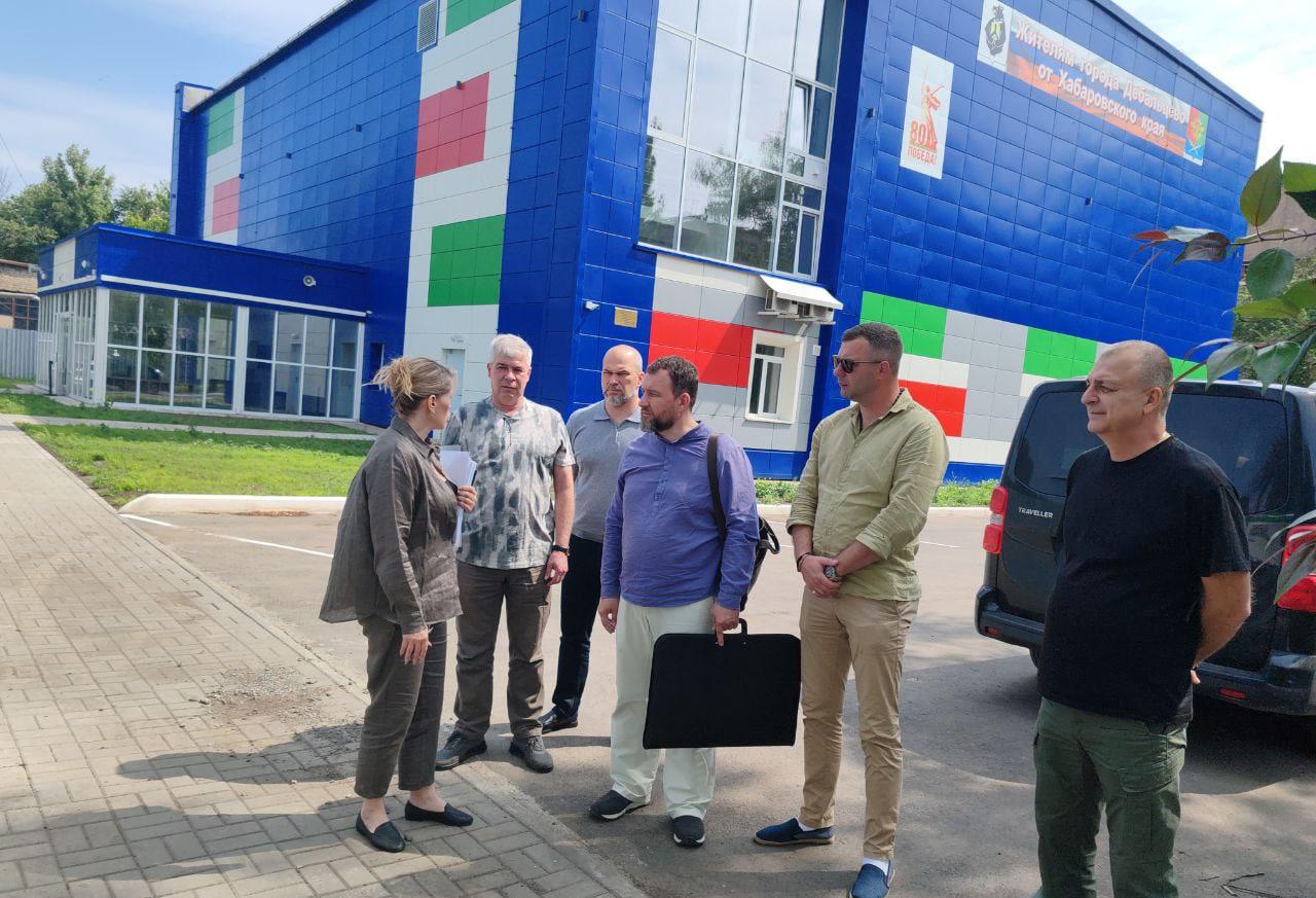 Хабаровский край проконтролировал работы по строительству физкультурно-спортивного комплекса «Локомотив» в Дебальцево.