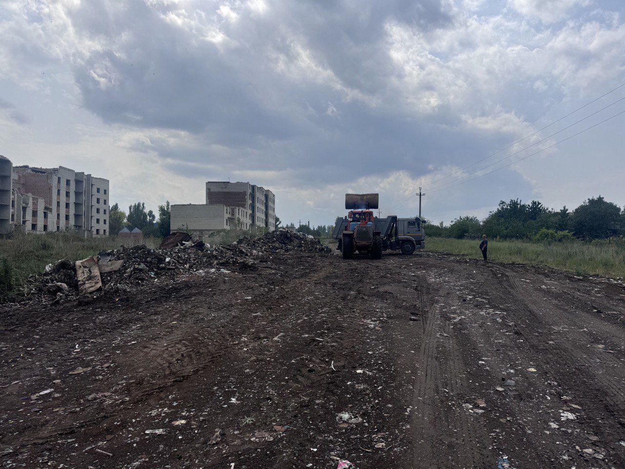 ГУП ДНР &quot;Донснабкомплект&quot; продолжает работу по вывозу несанкционированных свалок на территории посёлка Новолуганское.