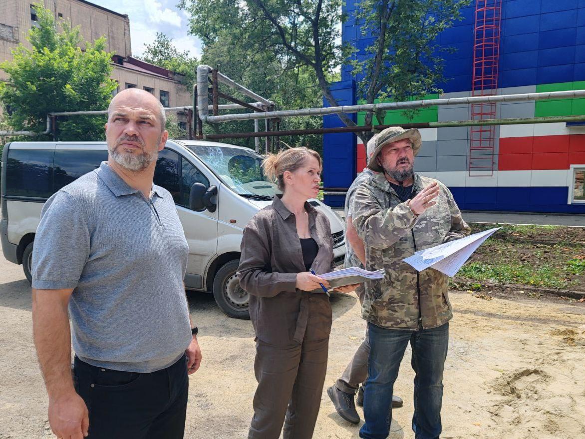 Зампредседателя правительства Хабаровского края по инфраструктуре проверила ход ремонта подстанций в Дебальцево.