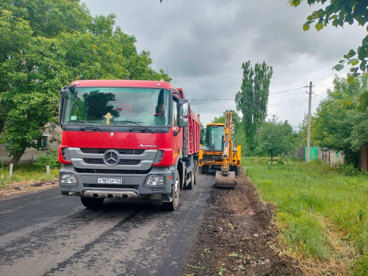 Дорожники из Хабаровского края благоустраивают улицы в Дебальцево.