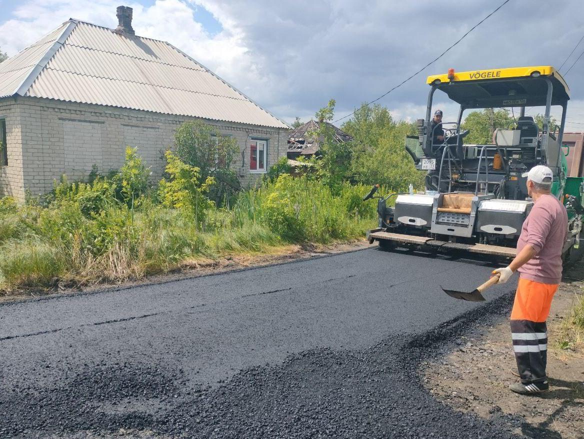 Хабаровский край ремонтирует дорогу на улице Горького в Дебальцево.
