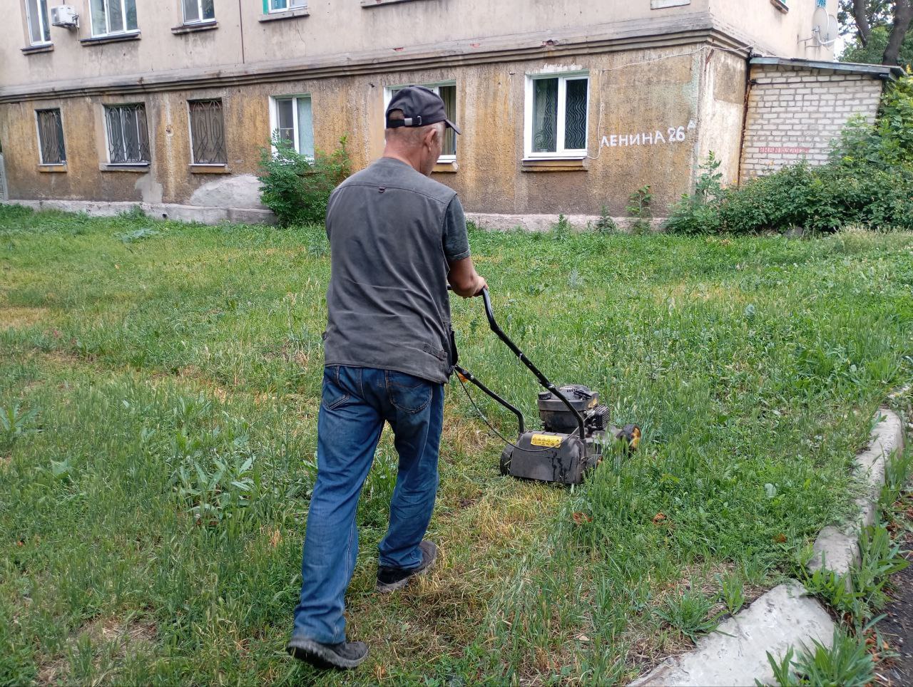На территории городского округа Дебальцево продолжаются работы по покосу сорных и карантинных трав.