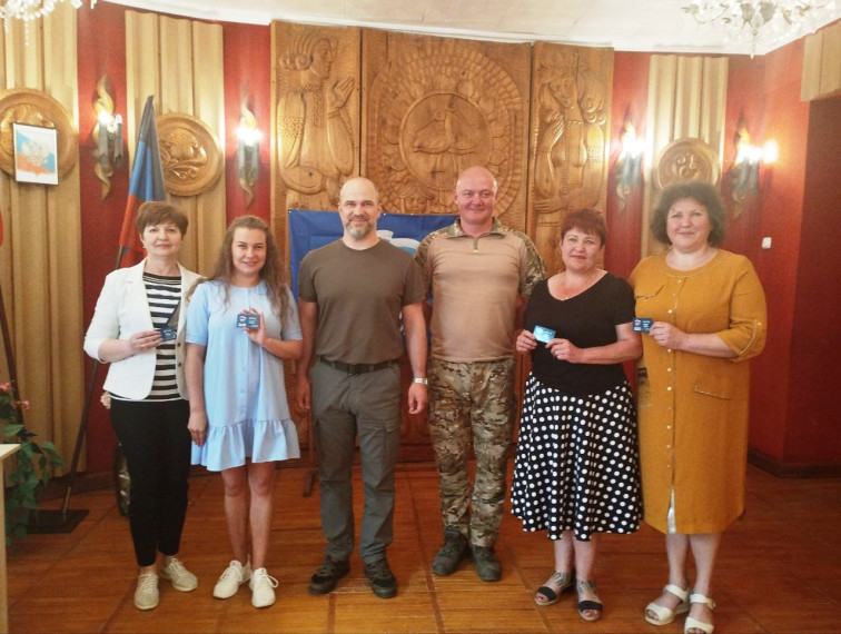 Сергей Желновач вручил партийные билеты жителям города Светлодарска. Сергей Желновач вручил партийные билеты жителям города Светлодарска.
