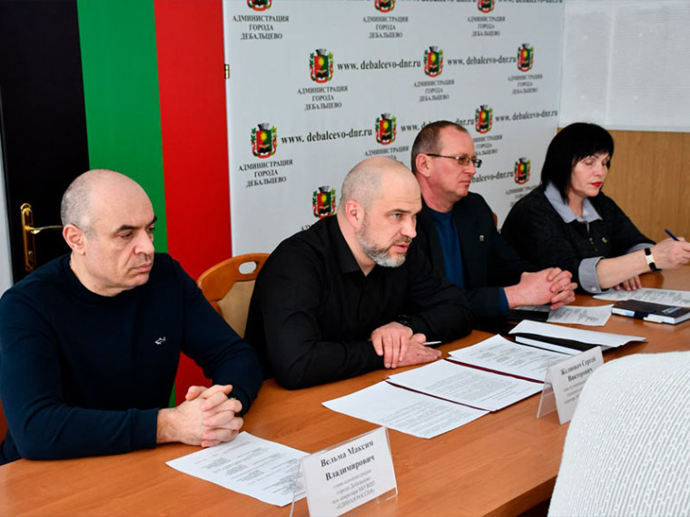 Глава муниципального образования городского округа Дебальцево Сергей Желновач провёл аппаратное совещание. Глава муниципального образования городского округа Дебальцево Сергей Желновач провёл аппаратное совещание.