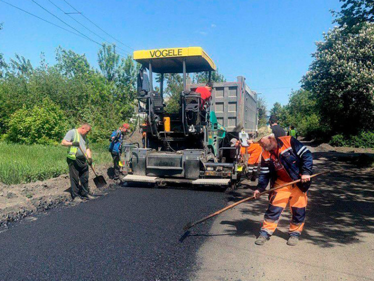Хабаровский край продолжает ремонтировать дороги в Дебальцево . Хабаровский край продолжает ремонтировать дороги в Дебальцево .