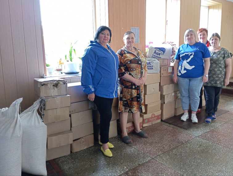 Активисты партии "Единая Россия" передали продуктовые наборы. Активисты партии "Единая Россия" передали продуктовые наборы.