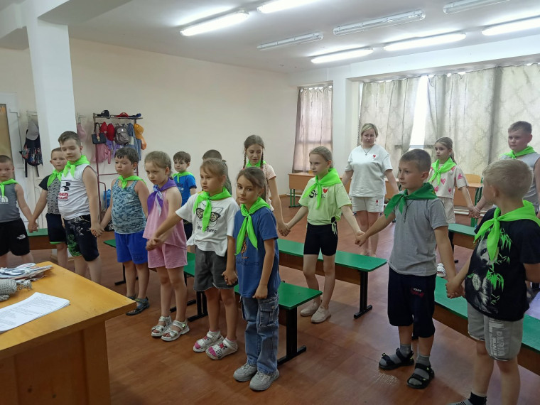 Будем сказки мы читать, в игры разные играть. Будем сказки мы читать, в игры разные играть.