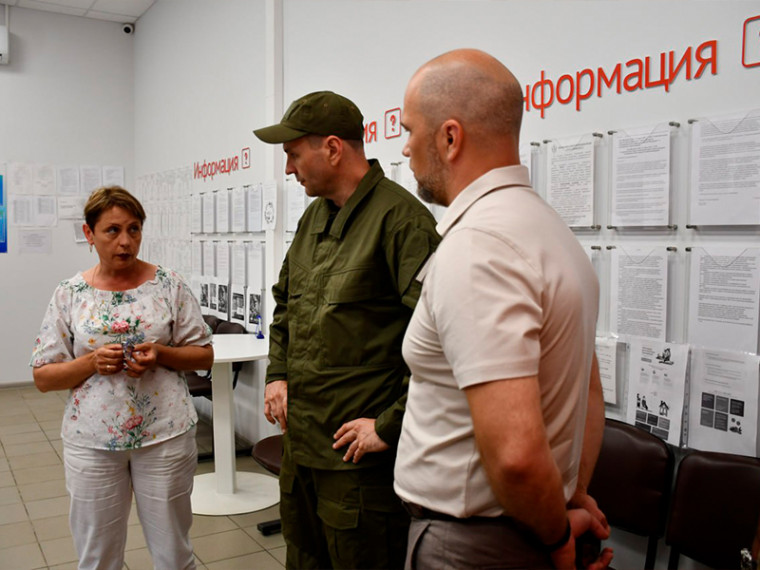 Первым пунктом инспекционного объезда города стал многофункциональный центр. Первым пунктом инспекционного объезда города стал многофункциональный центр.