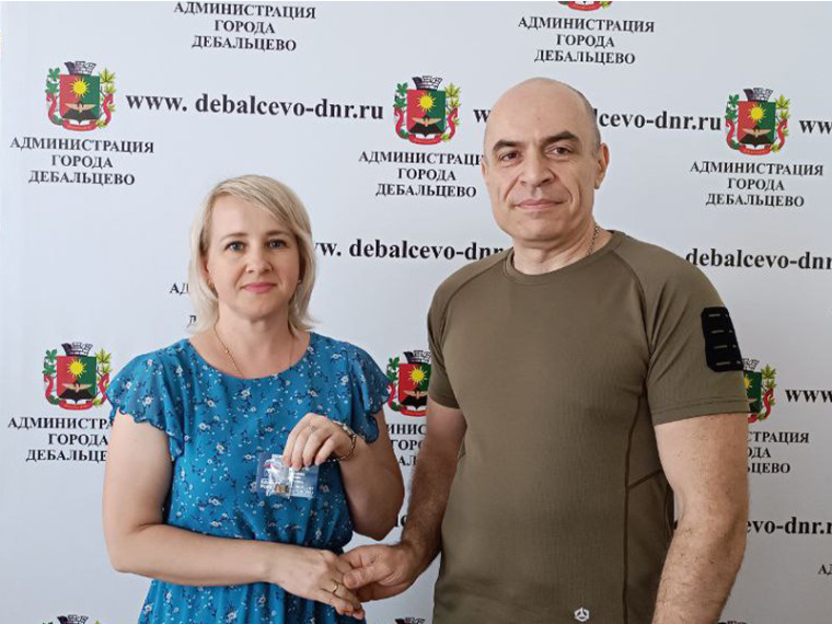 Максим Вельма вручил партийные билеты активистам города Дебальцево. Максим Вельма вручил партийные билеты активистам города Дебальцево.