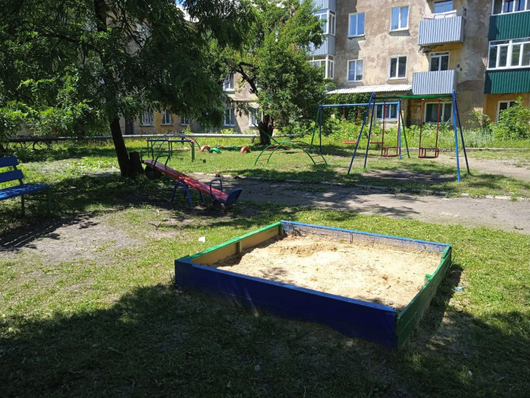 Детские площадки в Дебальцево продолжают приводить в порядок. Детские площадки в Дебальцево продолжают приводить в порядок.