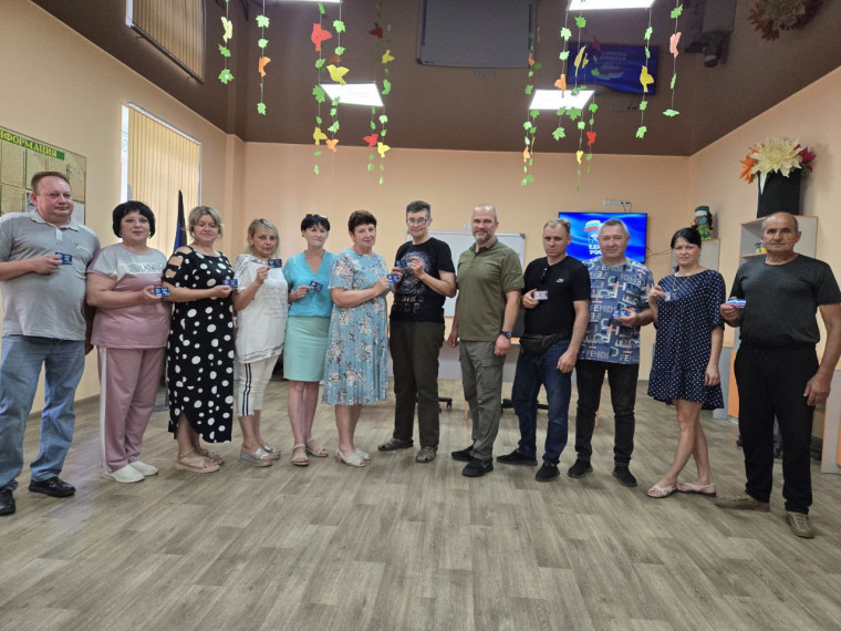 В Мироновском новым членам партии «Единая Россия» вручили членские билеты. В Мироновском новым членам партии «Единая Россия» вручили членские билеты.