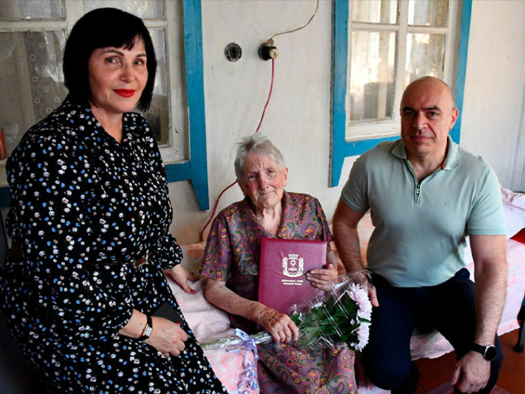 Долгожителю города Дебальцево Петренко Марии Семеновне исполнилось 90 лет. Долгожителю города Дебальцево Петренко Марии Семеновне исполнилось 90 лет.
