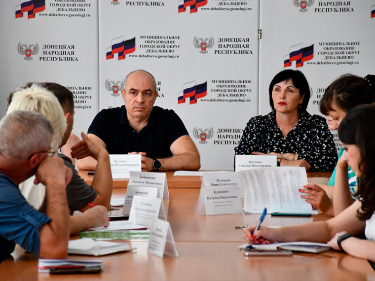 Совещание по решению вопроса передачи физкультурно-спортивного комплекса "Локомотив" в муниципальную собственность. Совещание по решению вопроса передачи физкультурно-спортивного комплекса "Локомотив" в муниципальную собственность.