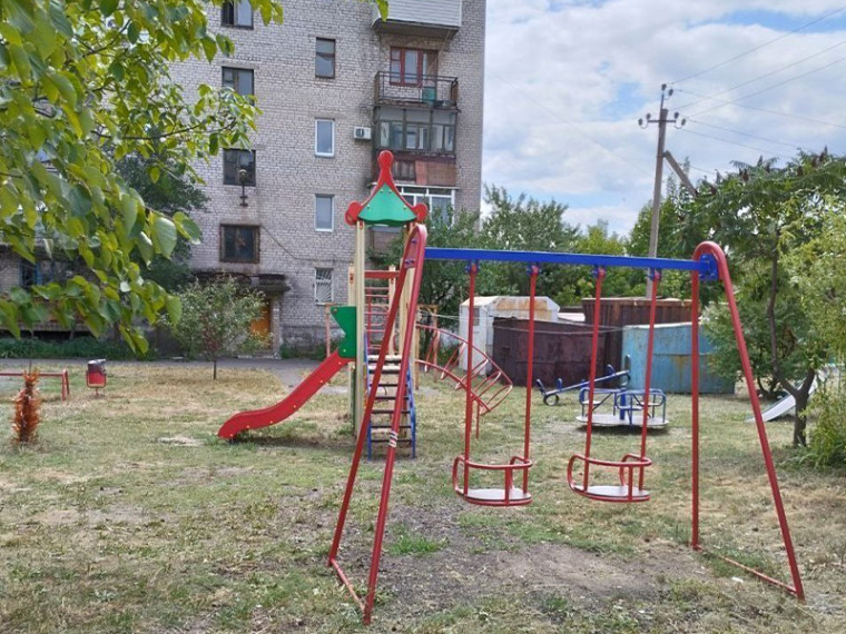 Ведутся работы по благоустройству детских площадок. Ведутся работы по благоустройству детских площадок.