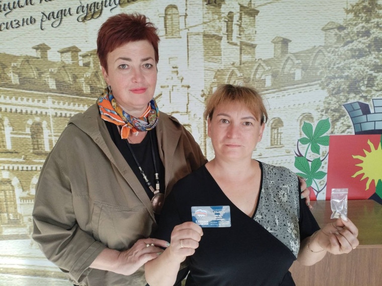 В городе Дебальцево новые члены Всероссийской политической партии «Единая Россия» получили членские билеты.. В городе Дебальцево новые члены Всероссийской политической партии «Единая Россия» получили членские билеты..
