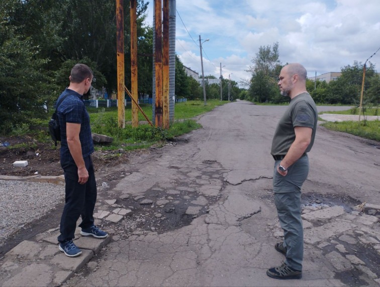 Глава администрации города Дебальцево проинспектировал проблемные участки проезжей части. Глава администрации города Дебальцево проинспектировал проблемные участки проезжей части.