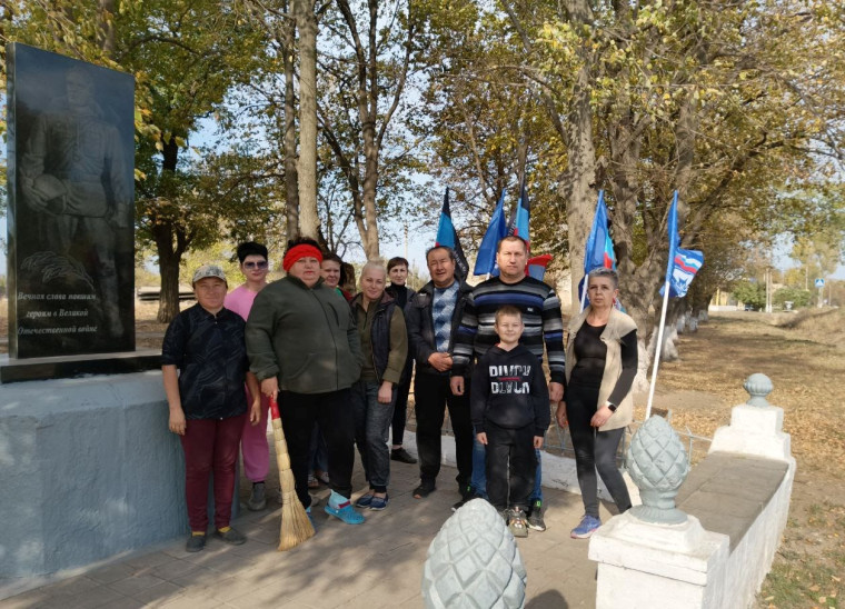 Жители пгт Луганское, сотрудники учреждений и организаций приняли активное участие в субботнике. Жители пгт Луганское, сотрудники учреждений и организаций приняли активное участие в субботнике.