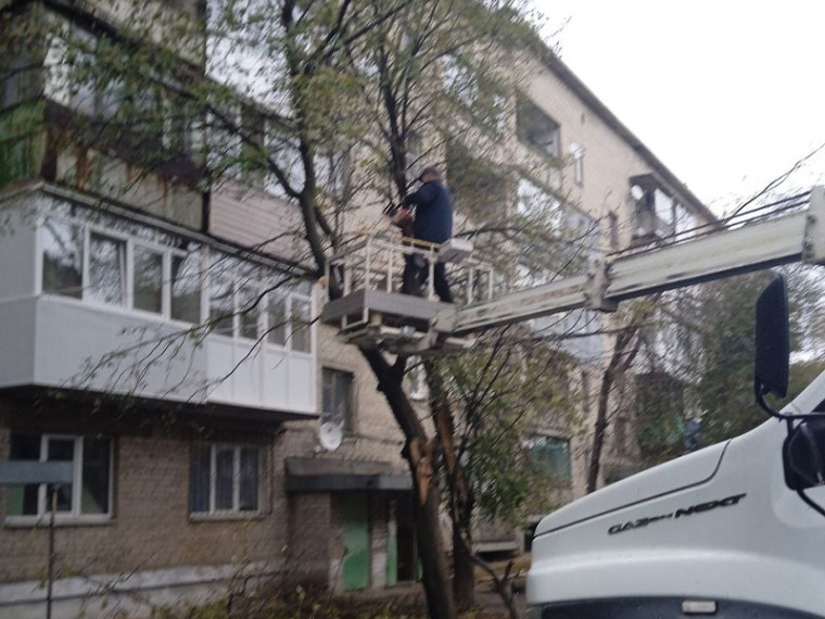 МУП «Жилремсервис» выполняются работы по кронированию деревьев. МУП «Жилремсервис» выполняются работы по кронированию деревьев.