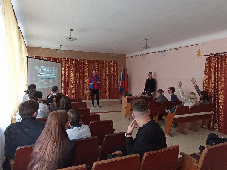 Молодежь Хабаровска провела мероприятие в школе Дебальцево . Молодежь Хабаровска провела мероприятие в школе Дебальцево .