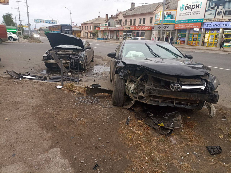 Полицейские устанавливают обстоятельства ДТП с участием несовершеннолетнего водителя авто. Полицейские устанавливают обстоятельства ДТП с участием несовершеннолетнего водителя авто.