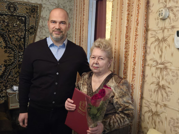 Жительницу города Дебальцево поздравили с 90-летием. Жительницу города Дебальцево поздравили с 90-летием.