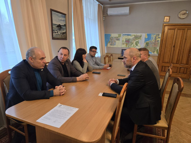 В Дебальцево с рабочим визитом побывал и.о министра связи ДНР Денис Курашов. В Дебальцево с рабочим визитом побывал и.о министра связи ДНР Денис Курашов.
