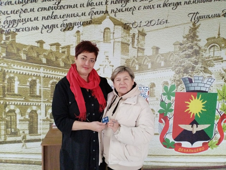 Вручение партийных билетов "Единая Россия" в г.Дебальцево продолжается. Вручение партийных билетов "Единая Россия" в г.Дебальцево продолжается.