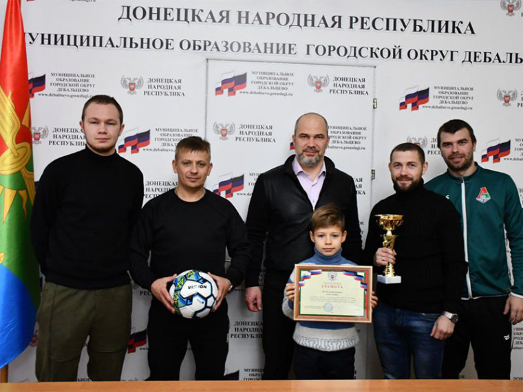 Сергей Желновач провел встречу с представителями футбольной команды "Дебальцево". Сергей Желновач провел встречу с представителями футбольной команды "Дебальцево".