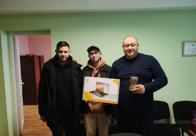 Хабаровский край подарил ноутбук колледжу Дебальцево . Хабаровский край подарил ноутбук колледжу Дебальцево .