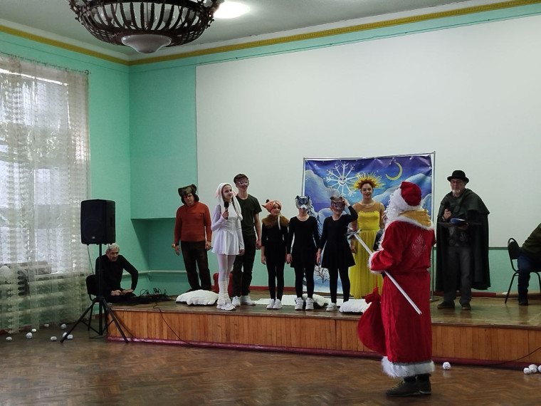 Новый год — это сказочный праздник. Новый год — это сказочный праздник.