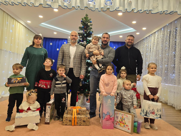 Мечты юных жителей города Светлодарска исполнились в рамках благотворительной акции «Елка желаний». Мечты юных жителей города Светлодарска исполнились в рамках благотворительной акции «Елка желаний».