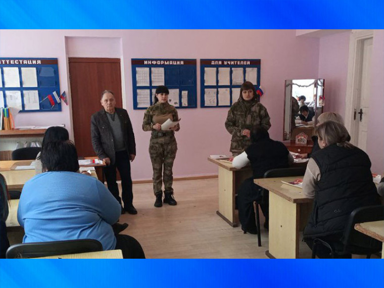 Полицейские проводят беседы по профилактике дистанционного мошенничества. Полицейские проводят беседы по профилактике дистанционного мошенничества.