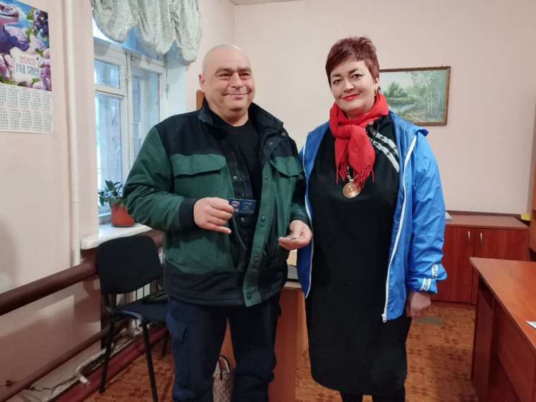 Новым членам партии «Единая Россия» вручили партийные билеты. Новым членам партии «Единая Россия» вручили партийные билеты.