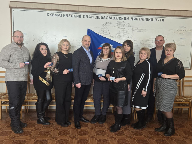 В городе Дебальцево новые члены Всероссийской политической партии «Единая Россия» получили членские билеты. В городе Дебальцево новые члены Всероссийской политической партии «Единая Россия» получили членские билеты.