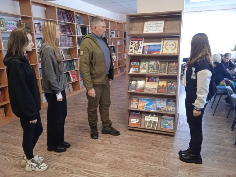 Стоит на страже Родины солдат. Стоит на страже Родины солдат.