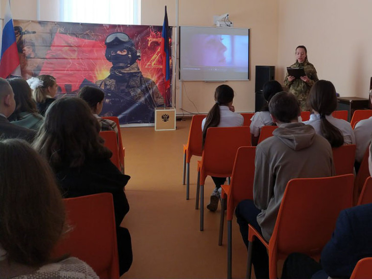 Сотрудники полиции продолжают проводить профилактические мероприятия в учебных заведениях. Сотрудники полиции продолжают проводить профилактические мероприятия в учебных заведениях.