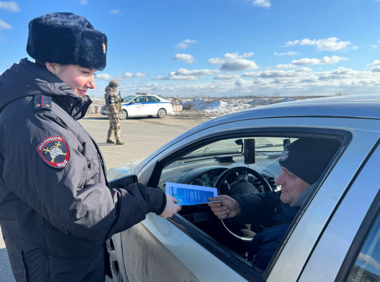Сотрудники Госавтоинспекции проводят беседы с водителями. Сотрудники Госавтоинспекции проводят беседы с водителями.