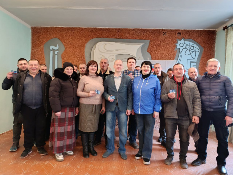 Вручение партийных билетов. Вручение партийных билетов.