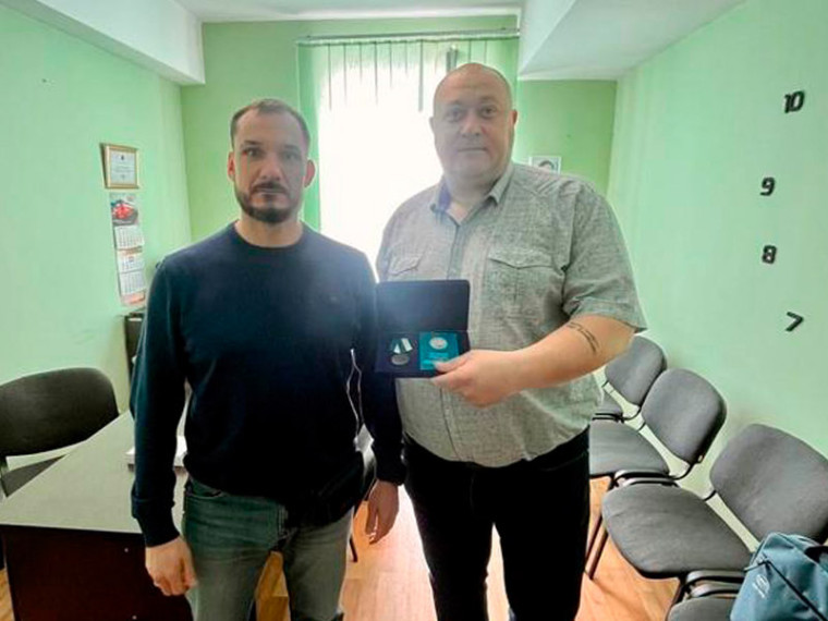 Полномочный представитель вручил медаль специалисту из Дебальцево от имени губернатора Камчатки. Полномочный представитель вручил медаль специалисту из Дебальцево от имени губернатора Камчатки.